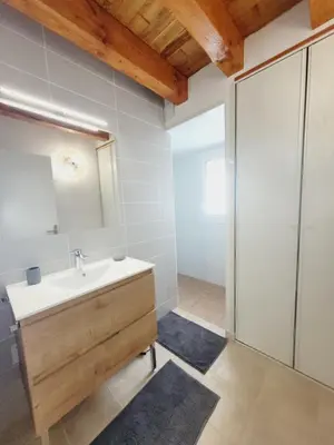Salle de bains dans l'établissement Gîte Les B