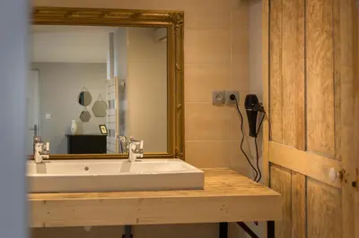 Salle de bains dans l'établissement Le Miel des Muses