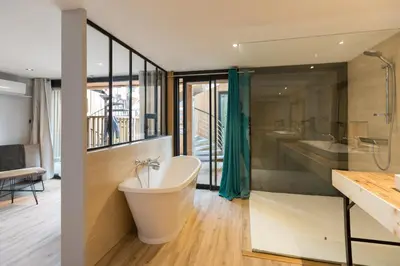 Salle de bains dans l'établissement Le Miel des Muses
