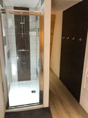 Salle de bains dans l'établissement Appartement Chalet, 8 personnes - L'Oustal