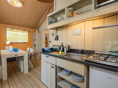 Cuisine ou kitchenette dans l'établissement Camping Saint-Sozy