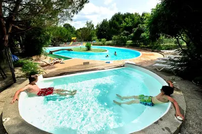 Piscine de l'établissement Camping Saint-Sozy ou située à proximité