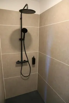 Salle de bains dans l'établissement Aux Logis de Fonfroide Chez Mylène & David