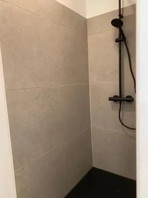 Salle de bains dans l'établissement Aux Logis de Fonfroide Chez Mylène & David