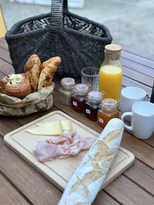 Options de petit-déjeuner proposées aux clients de l'établissement Sous la glycine