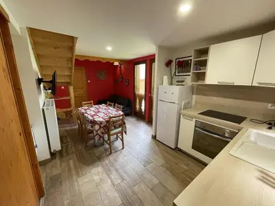 Cuisine ou kitchenette dans l'établissement Duplex rénové 2 chambres, proche pistes, navette et gare, avec wifi et équipements complets - FR-1-787-4