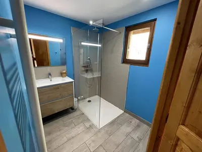 Salle de bains dans l'établissement Duplex rénové 2 chambres, proche pistes, navette et gare, avec wifi et équipements complets - FR-1-787-4