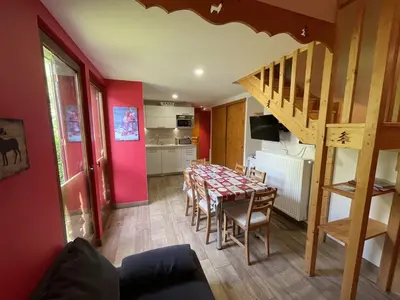 Cuisine ou kitchenette dans l'établissement Duplex rénové 2 chambres, proche pistes, navette et gare, avec wifi et équipements complets - FR-1-787-4