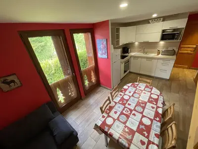 Cuisine ou kitchenette dans l'établissement Duplex rénové 2 chambres, proche pistes, navette et gare, avec wifi et équipements complets - FR-1-787-4