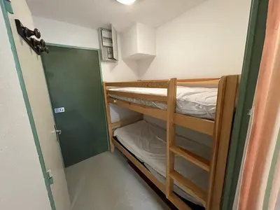 Un ou plusieurs lits dans un hébergement de l'établissement Studio cosy à Laveissière près des pistes, 2 lits superposés et lit rabattable, parfait pour l'hiver - FR-1-787-8