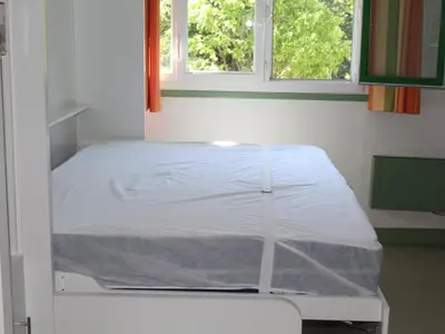 Un ou plusieurs lits dans un hébergement de l'établissement Studio cosy à Laveissière près des pistes, 2 lits superposés et lit rabattable, parfait pour l'hiver - FR-1-787-8