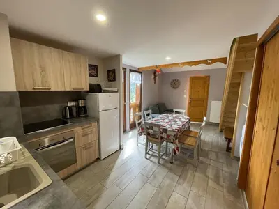 Cuisine ou kitchenette dans l'établissement Chalet cosy 50m² avec WiFi à 300m des pistes, 2 chambres, casier à skis, proche gare et navette - FR-1-787-12