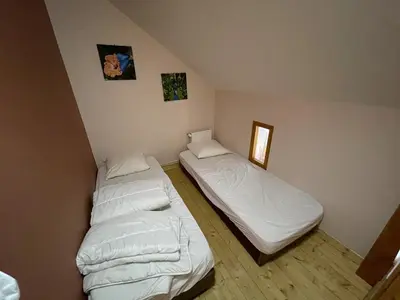 Un ou plusieurs lits dans un hébergement de l'établissement Chalet cosy 50m² avec WiFi à 300m des pistes, 2 chambres, casier à skis, proche gare et navette - FR-1-787-12