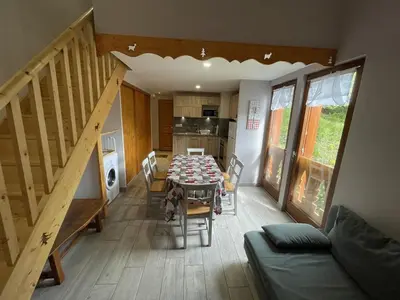 Cuisine ou kitchenette dans l'établissement Chalet cosy 50m² avec WiFi à 300m des pistes, 2 chambres, casier à skis, proche gare et navette - FR-1-787-12