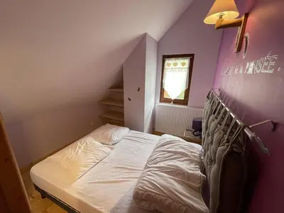 Un ou plusieurs lits dans un hébergement de l'établissement Chalet cosy 50m² avec WiFi à 300m des pistes, 2 chambres, casier à skis, proche gare et navette - FR-1-787-12