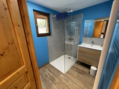 Salle de bains dans l'établissement Chalet cosy 50m² avec WiFi à 300m des pistes, 2 chambres, casier à skis, proche gare et navette - FR-1-787-12
