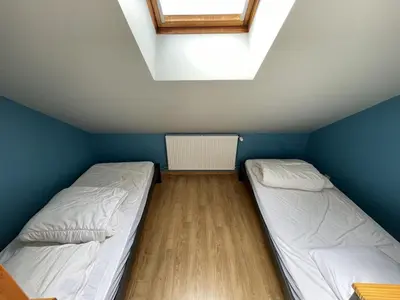 Un ou plusieurs lits dans un hébergement de l'établissement Chalet cosy 50m² avec WiFi à 300m des pistes, 2 chambres, casier à skis, proche gare et navette - FR-1-787-12