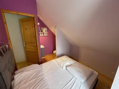 Un ou plusieurs lits dans un hébergement de l'établissement Chalet cosy 50m² avec WiFi à 300m des pistes, 2 chambres, casier à skis, proche gare et navette - FR-1-787-12