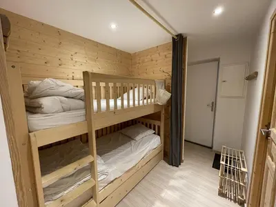 Un ou plusieurs lits dans un hébergement de l'établissement Appartement cosy 6 couchages, accès pistes, parking - FR-1-787-1