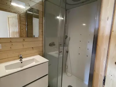 Salle de bains dans l'établissement Appartement cosy 6 couchages, accès pistes, parking - FR-1-787-1