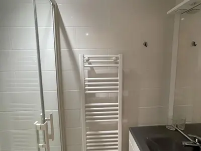 Salle de bains dans l'établissement Appartement cosy 6 couchages, accès pistes, parking - FR-1-787-1
