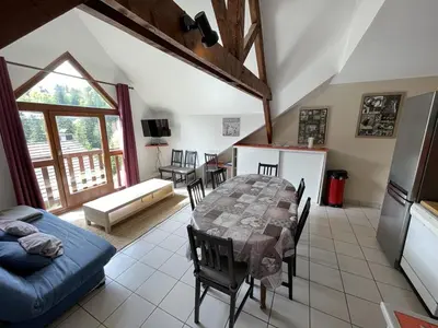 Coin salon dans l'établissement Chalet T3 près des pistes, 2 chambres, équipé, navette gratuite - FR-1-787-2