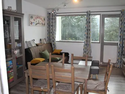 Coin salon dans l'établissement Bel appartement rénové T2 avec balcon au pied des pistes - FR-1-787-10