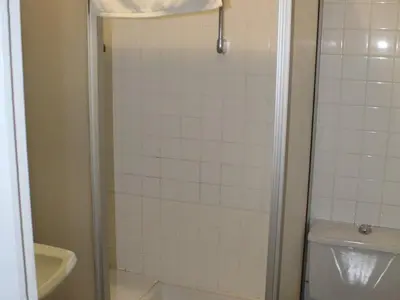 Salle de bains dans l'établissement Bel appartement rénové T2 avec balcon au pied des pistes - FR-1-787-10