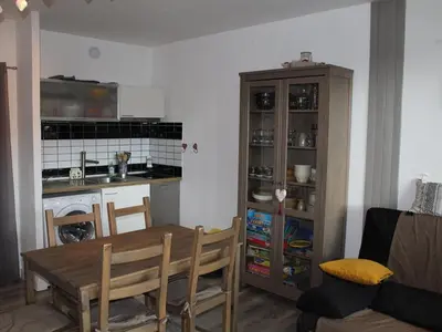Cuisine ou kitchenette dans l'établissement Bel appartement rénové T2 avec balcon au pied des pistes - FR-1-787-10