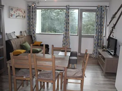 Coin salon dans l'établissement Bel appartement rénové T2 avec balcon au pied des pistes - FR-1-787-10