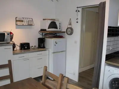 Cuisine ou kitchenette dans l'établissement Bel appartement rénové T2 avec balcon au pied des pistes - FR-1-787-10