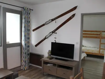 Télévision ou salle de divertissement dans l'établissement Bel appartement rénové T2 avec balcon au pied des pistes - FR-1-787-10