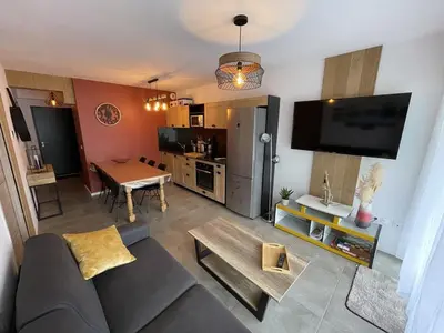 Cuisine ou kitchenette dans l'établissement Charmant T3 Neuf avec Balcon, Face Télésiège et Navette Gratuite - FR-1-787-15