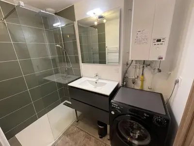 Salle de bains dans l'établissement Charmant T3 Neuf avec Balcon, Face Télésiège et Navette Gratuite - FR-1-787-15