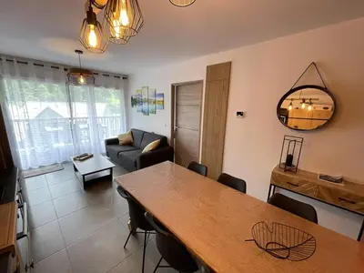 Coin salon dans l'établissement Charmant T3 Neuf avec Balcon, Face Télésiège et Navette Gratuite - FR-1-787-15