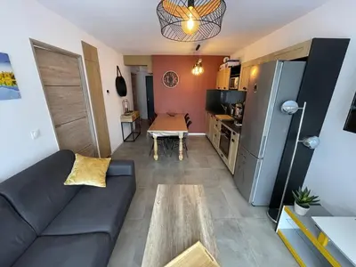 Télévision ou salle de divertissement dans l'établissement Charmant T3 Neuf avec Balcon, Face Télésiège et Navette Gratuite - FR-1-787-15