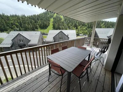 Balcon ou terrasse dans l'établissement Charmant T3 Neuf avec Balcon, Face Télésiège et Navette Gratuite - FR-1-787-15