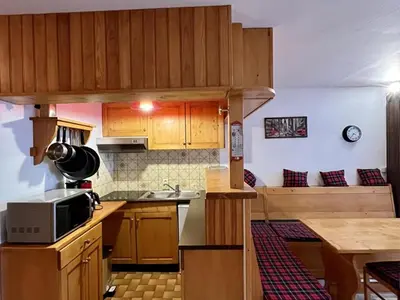 Cuisine ou kitchenette dans l'établissement Charmant studio au coeur de la station, balçon exposé, idéal pour 4 personnes - FR-1-787-7