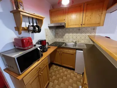 Cuisine ou kitchenette dans l'établissement Charmant studio au coeur de la station, balçon exposé, idéal pour 4 personnes - FR-1-787-7