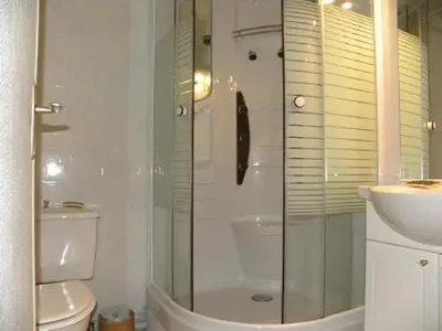 Salle de bains dans l'établissement Appartement cosy avec balcon, accès direct piste et parking privatif - FR-1-787-20