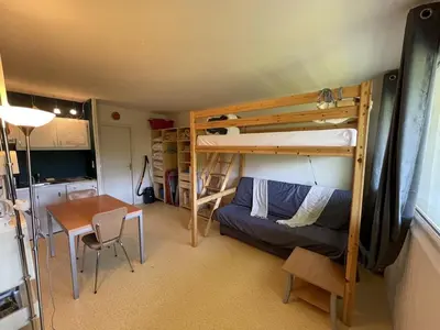 Télévision ou salle de divertissement dans l'établissement Appartement cosy avec balcon, accès direct piste et parking privatif - FR-1-787-20