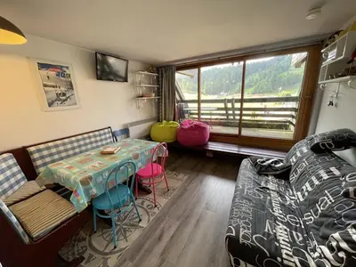 Coin salon dans l'établissement Studio confortable avec balcon plein sud, à côté des pistes et commerces - FR-1-787-23