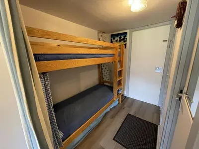 Un ou plusieurs lits dans un hébergement de l'établissement Studio confortable avec balcon plein sud, à côté des pistes et commerces - FR-1-787-23