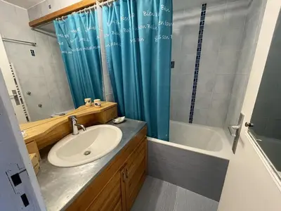 Salle de bains dans l'établissement Studio confortable avec balcon plein sud, à côté des pistes et commerces - FR-1-787-23