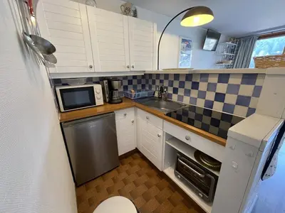 Cuisine ou kitchenette dans l'établissement Studio confortable avec balcon plein sud, à côté des pistes et commerces - FR-1-787-23