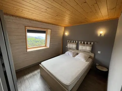 Un ou plusieurs lits dans un hébergement de l'établissement Bel appartement duplex proche des pistes avec balcon et parking - FR-1-787-16