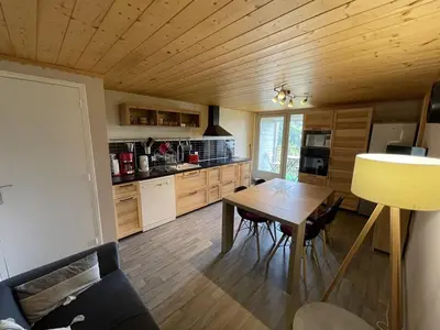 Cuisine ou kitchenette dans l'établissement Bel appartement duplex proche des pistes avec balcon et parking - FR-1-787-16