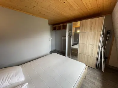 Un ou plusieurs lits dans un hébergement de l'établissement Bel appartement duplex proche des pistes avec balcon et parking - FR-1-787-16