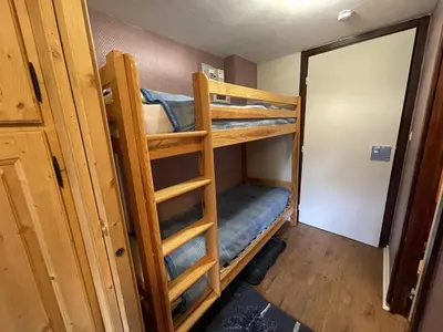 Un ou plusieurs lits superposés dans un hébergement de l'établissement Charmant T2 cabine au pied des pistes - 4 pers - FR-1-787-32