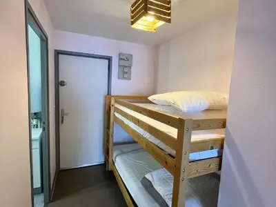 Un ou plusieurs lits dans un hébergement de l'établissement Studio cosy avec terrasse ensoleillée - FR-1-787-26